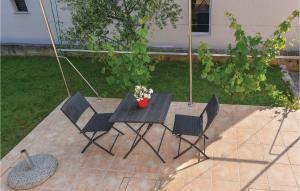 Vonkajšia záhrada v ubytovaní Three-Bedroom Holiday Home In Sibenik