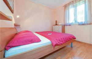 Posteľ alebo postele v izbe v ubytovaní Three-Bedroom Holiday Home In Sibenik