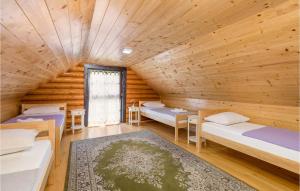 Posteľ alebo postele v izbe v ubytovaní 4 Bedroom Beautiful Home In Otocac