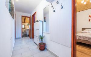 Posteľ alebo postele v izbe v ubytovaní 3 Bedroom Stunning Apartment In Skradin