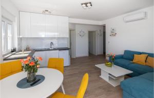 Η κουζίνα ή μικρή κουζίνα στο 2 Bedroom Amazing Apartment In Klek