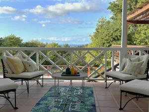 Balcone o terrazza di Private villa with large pool & 5min walk to beach