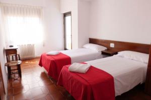 Postel nebo postele na pokoji v ubytování Hostal La Torre