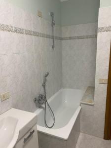 a bathroom with a bath tub and a sink at La casa del Geko rosa in Lucca