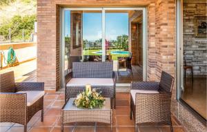 A seating area at Lovely Home In Sant Cebrià De Vallalta