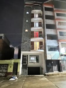 瓦拉斯Depamia的夜幕降临，一栋公寓楼的前门敞开着。