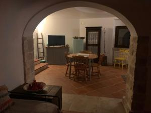 TV a/nebo společenská místnost v ubytování Trulli Santa Maria Odegitria Relais