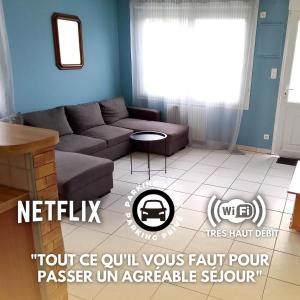 a living room with a couch and a table at Le Coin Cozy in Carhaix-Plouguer