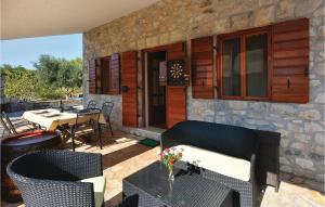 Posezení v ubytování 2 Bedroom Nice Home In Stari Grad