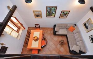 Posezení v ubytování 2 Bedroom Nice Home In Stari Grad