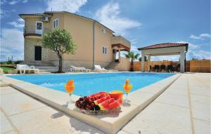 Bazén v ubytovaní Holiday Home Pridraga With Outdoor Swimming Pool 183 alebo v jeho blízkosti