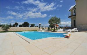 Bazén v ubytovaní Holiday Home Pridraga With Outdoor Swimming Pool 183 alebo v jeho blízkosti