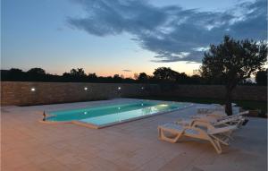 Bazén v ubytovaní Holiday Home Pridraga With Outdoor Swimming Pool 183 alebo v jeho blízkosti