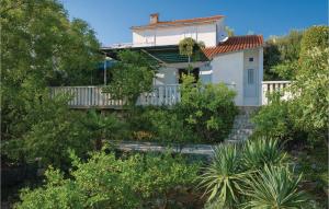 Vonkajšia záhrada v ubytovaní Holiday Home Okrug Gornji With Sea View 06