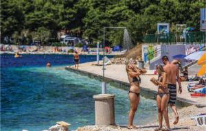 Hostia v ubytovaní Holiday Home Okrug Gornji With Sea View 06