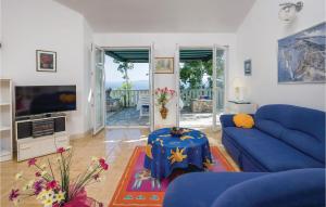 Televízia a/alebo spoločenská miestnosť v ubytovaní Holiday Home Okrug Gornji With Sea View 06