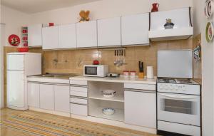 Kuchyňa alebo kuchynka v ubytovaní Holiday Home Okrug Gornji With Sea View 06