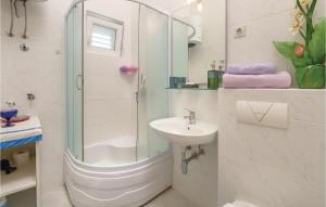 Kúpeľňa v ubytovaní Holiday Home Okrug Gornji With Sea View 06