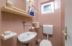 Kúpeľňa v ubytovaní Holiday Home Okrug Gornji With Sea View 06