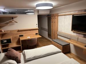 Postel nebo postele na pokoji v ubytování Hotel Hecher + 30 fotografií