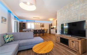 Televízia a/alebo spoločenská miestnosť v ubytovaní Cozy Home In Privlaka