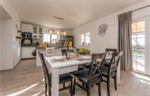 Una cocina y un comedor con una mesa y sillas blancas. en Vila Iskra, en Kakma 52 fotos más