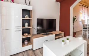 Televízia a/alebo spoločenská miestnosť v ubytovaní 3 Bedroom Stunning Apartment In Skradin