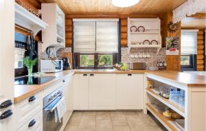 Kuchyňa alebo kuchynka v ubytovaní 4 Bedroom Beautiful Home In Otocac
