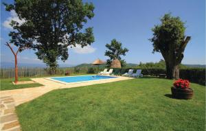 Bazén v ubytování Holiday Home Frki V nebo v jeho okolí