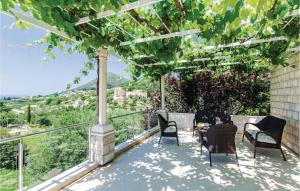 eine Terrasse mit Stühlen und einem Tisch mit Aussicht in der Unterkunft Three-Bedroom Holiday Home In Orasac in Orasac