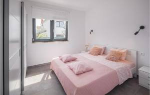 Posteľ alebo postele v izbe v ubytovaní 3 Bedroom Awesome Home In Novigrad