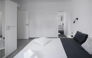 Posteľ alebo postele v izbe v ubytovaní 3 Bedroom Awesome Home In Novigrad