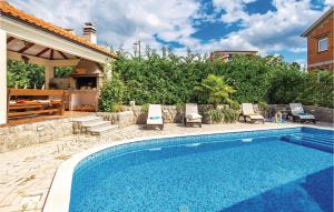 Hồ bơi trong/gần 2 Bedroom Amazing Apartment In Rijeka