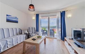 Μια τηλεόραση ή/και κέντρο ψυχαγωγίας στο Three-Bedroom Holiday Home In Nova