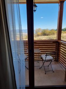 een balkon met uitzicht op een tafel en stoelen bij Studio Todorka in Bansko +21 foto's