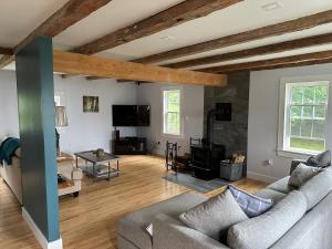 TV a/nebo společenská místnost v ubytování Venture in Adventure!