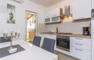 Kuchyňa alebo kuchynka v ubytovaní Awesome Home In Rovinj With Kitchen