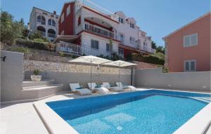 Πισίνα στο ή κοντά στο Three-Bedroom Apartment In Prigradica