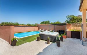 Bazén v ubytování Gorgeous Home In Vodnjan With Kitchen nebo v jeho okolí