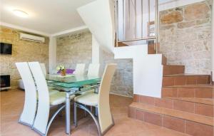 Posedenie v ubytovaní Three-Bedroom Holiday Home In Krusevo