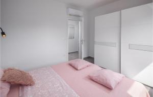 Posteľ alebo postele v izbe v ubytovaní 3 Bedroom Awesome Home In Novigrad