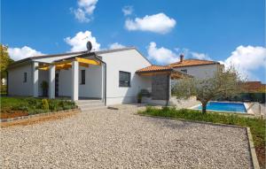 Bazén v ubytovaní 3 Bedroom Awesome Home In Novigrad alebo v jeho blízkosti