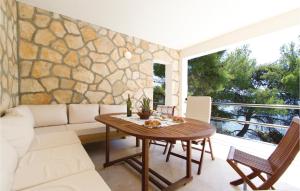 Posezení v ubytování Six-Bedroom Holiday Home In Prizba