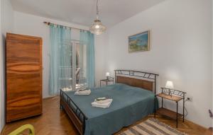 Posteľ alebo postele v izbe v ubytovaní 5 Bedroom Awesome Home In Povile + 24 fotografií