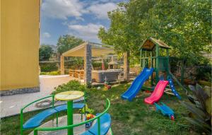 Plac zabaw dla dzieci w obiekcie Cozy Apartment In Salatici With Jacuzzi
