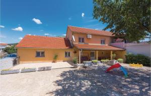シベニクにあるHoliday Home Bilice Xivの凧を前にした家