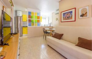 salon z kanapą i stołem w obiekcie Cozy Apartment In Torrevieja With Wifi w mieście Torrevieja