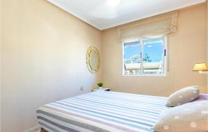 Łóżko lub łóżka w pokoju w obiekcie Cozy Apartment In Torrevieja With Wifi