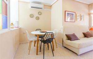 Część wypoczynkowa w obiekcie Cozy Apartment In Torrevieja With Wifi