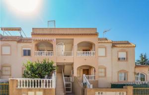 duży dom z balkonem przed nim w obiekcie Cozy Apartment In Torrevieja With Wifi w mieście Torrevieja